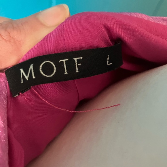 Elegant Rose Ruffle Dress - Picture 3 of 3